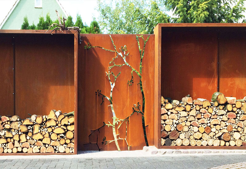 LIGUNA Holzlager Cortenstahl kombiniert mit PARAS Sichtschutzwand Motiv Äste